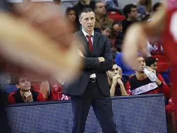 Joaquín Ruiz Lorente, dirigiendo un partido del CAI Zaragoza Joaquín Ruiz Lorente, dirigiendo un partido del CAI Zaragoza