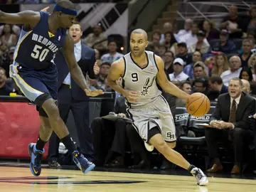 Tony Parker entra a canasta ante la defensa de Zach Randolph Tony Parker entra a canasta ante la defensa de Zach Randolph