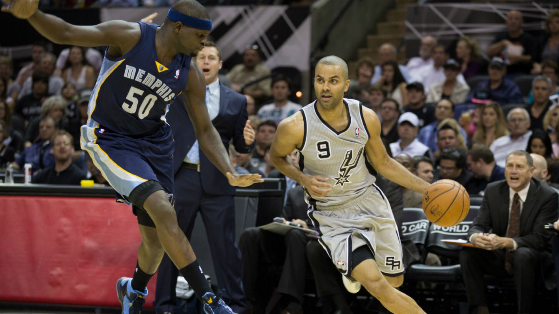 Tony Parker entra a canasta ante la defensa de Zach Randolph
