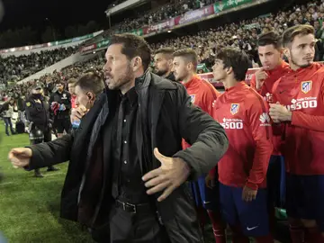 Simeone, nervioso en la banda durante el partido contra el Betis Simeone, nervioso en la banda durante el partido contra el Betis
