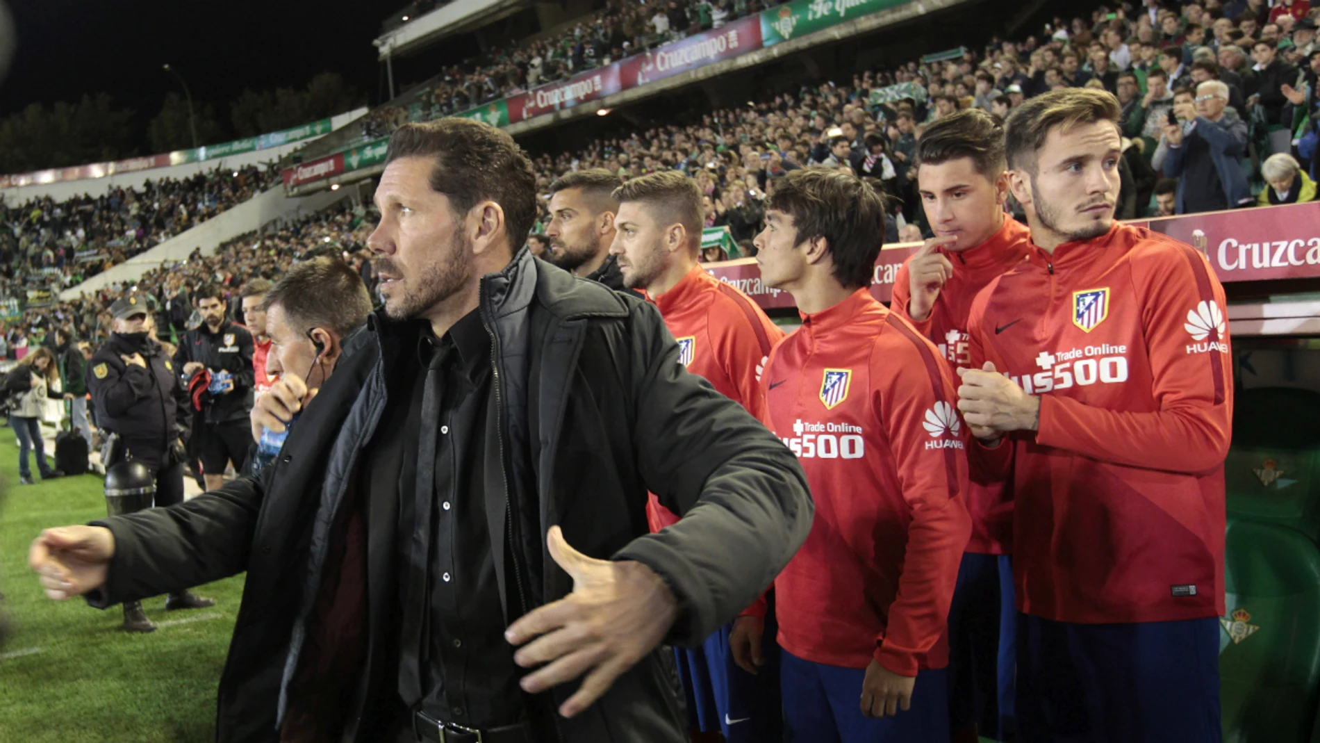 Simeone, nervioso en la banda durante el partido contra el Betis Simeone, nervioso en la banda durante el partido contra el Betis