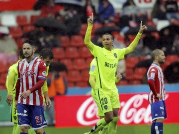 Deyverson celebra su primer gol contra el Sporting