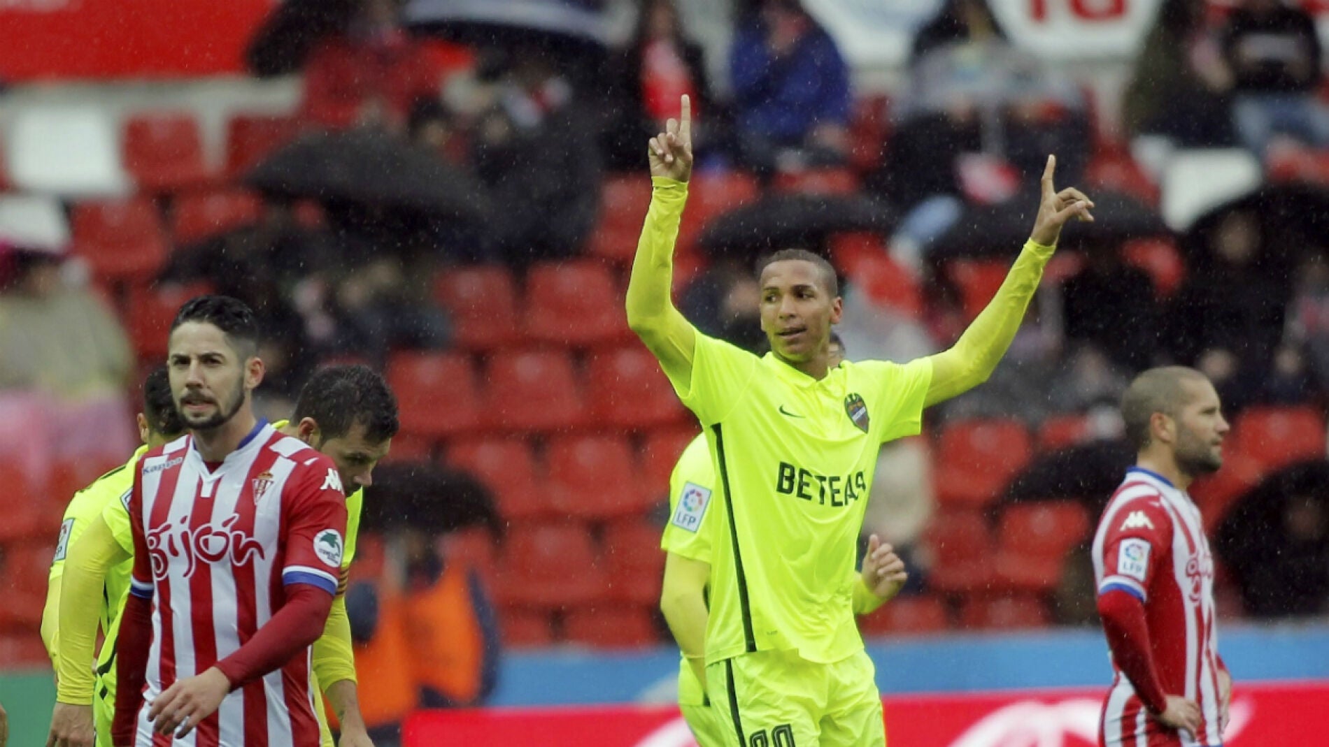 Deyverson celebra su primer gol contra el Sporting