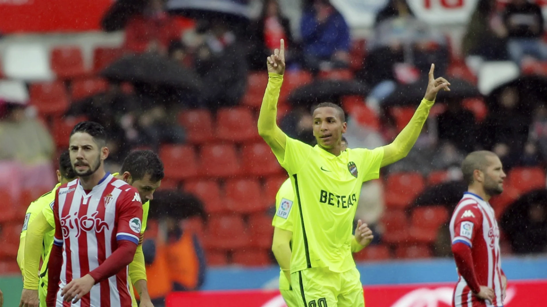 Deyverson celebra su primer gol contra el Sporting Deyverson celebra su primer gol contra el Sporting