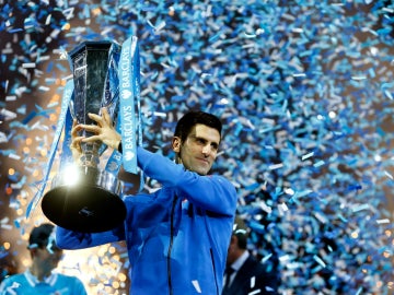 Novak Djokovic, con el trofeo del Masters de Londres