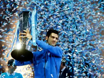 Novak Djokovic, con el trofeo del Masters de Londres Novak Djokovic, con el trofeo del Masters de Londres