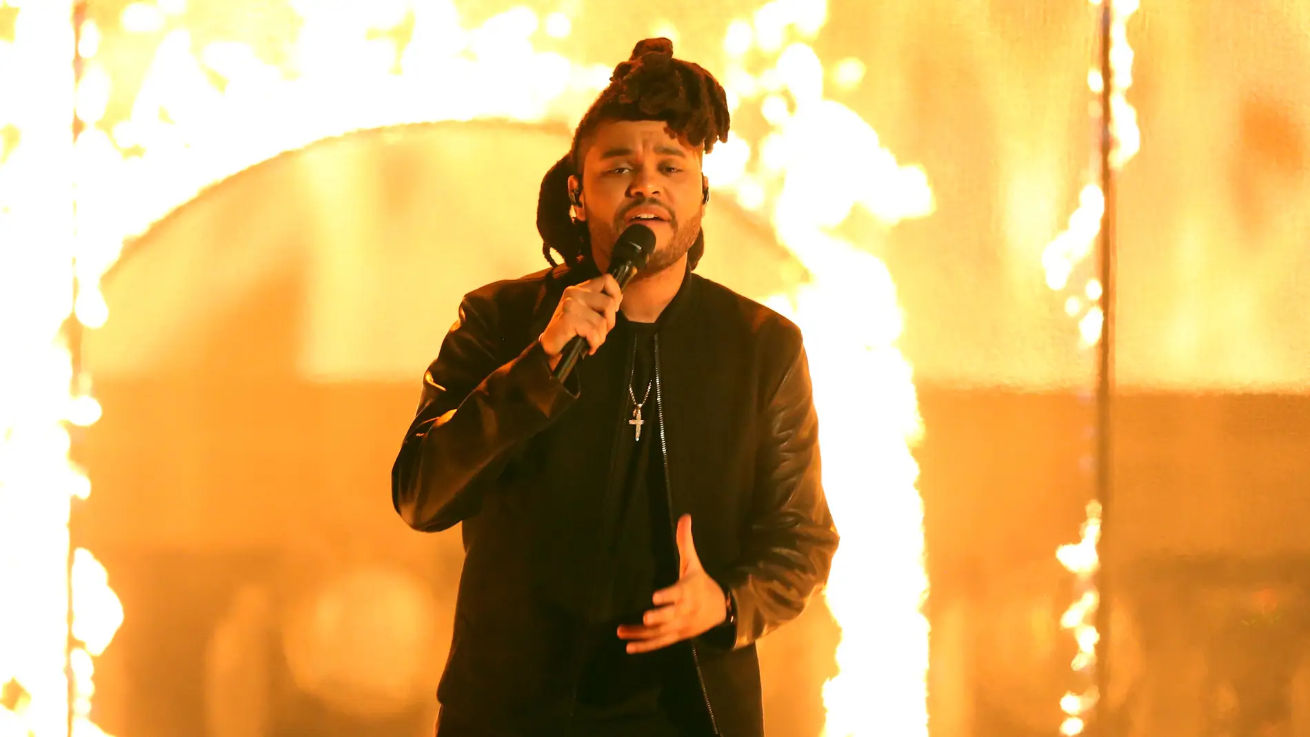 The Weeknd durante su actuación en los AMAs 2015