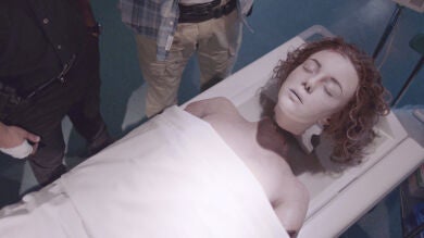 Héctor y Lola encuentran el cuerpo de Ainhoa