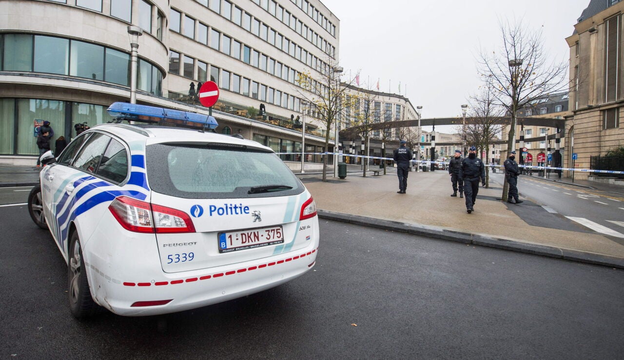 Agentes de polic&iacute;a patrullan las calles de B&eacute;lgica.