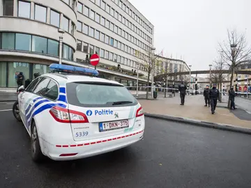 Agentes de policía patrullan las calles de Bélgica. Agentes de policía patrullan las calles de Bélgica.