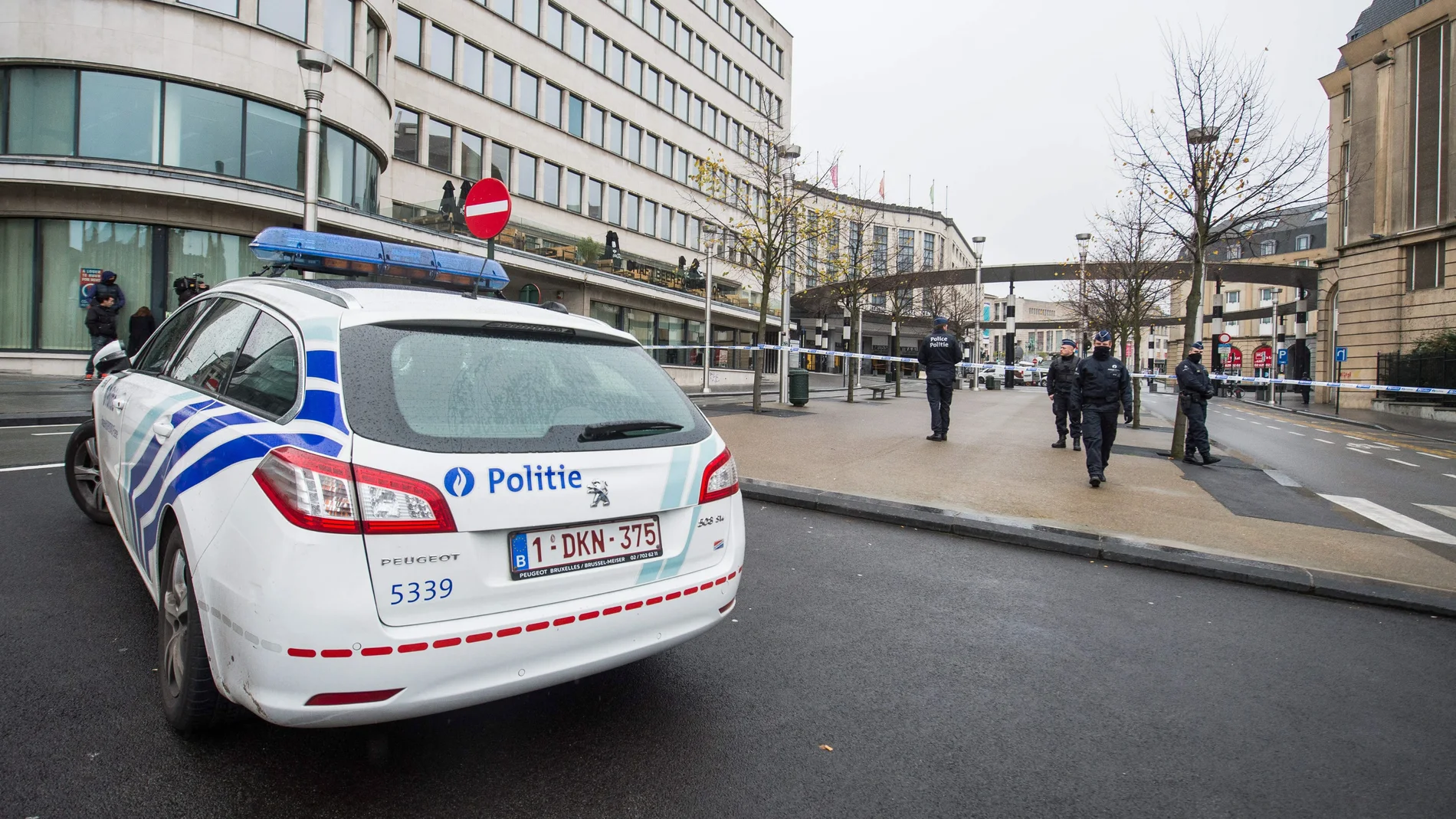 Agentes de policía patrullan las calles de Bélgica.