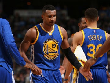 Los jugadores de Golden State celebran la victoria ante los Nuggets