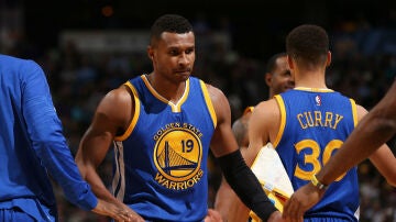 Los jugadores de Golden State celebran la victoria ante los Nuggets