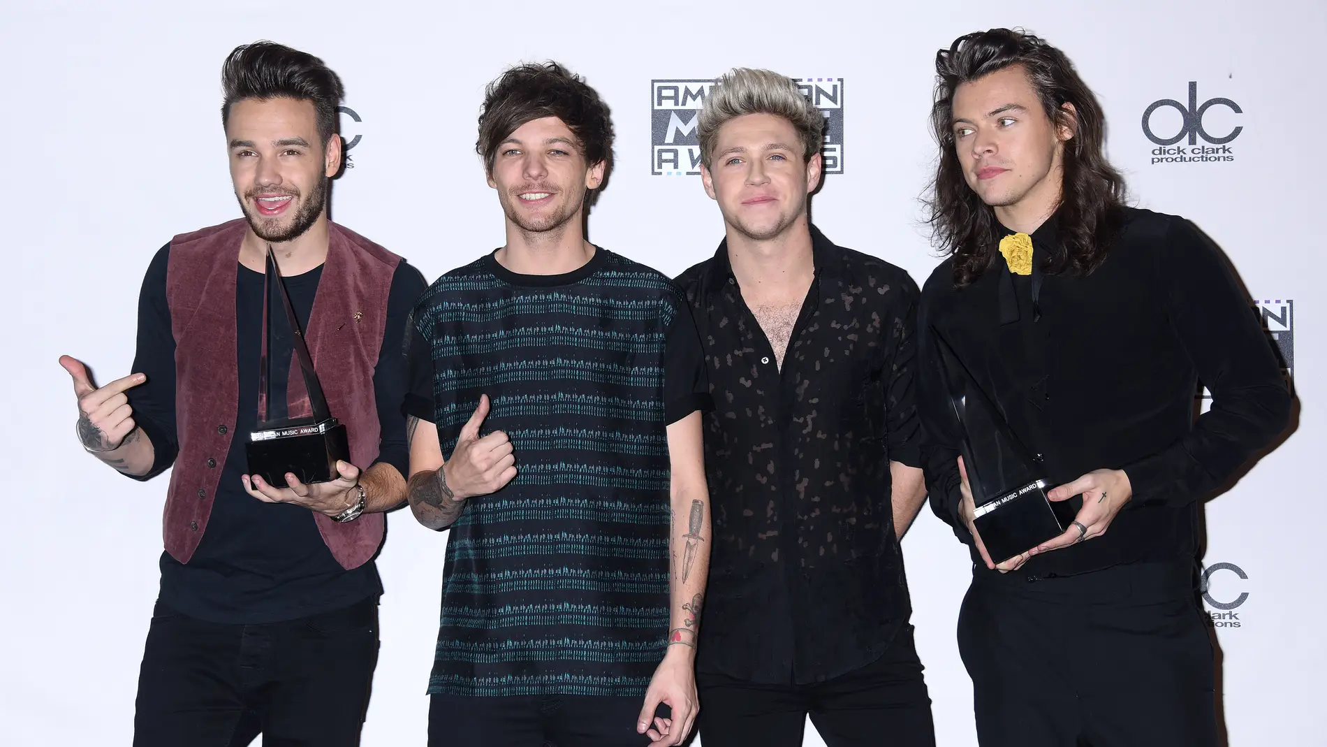 One Direction posan con sus premios