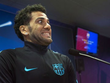 Dani Alves realiza una mueca en rueda de prensa