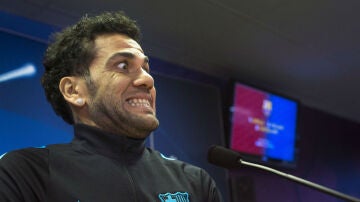 Dani Alves realiza una mueca en rueda de prensa