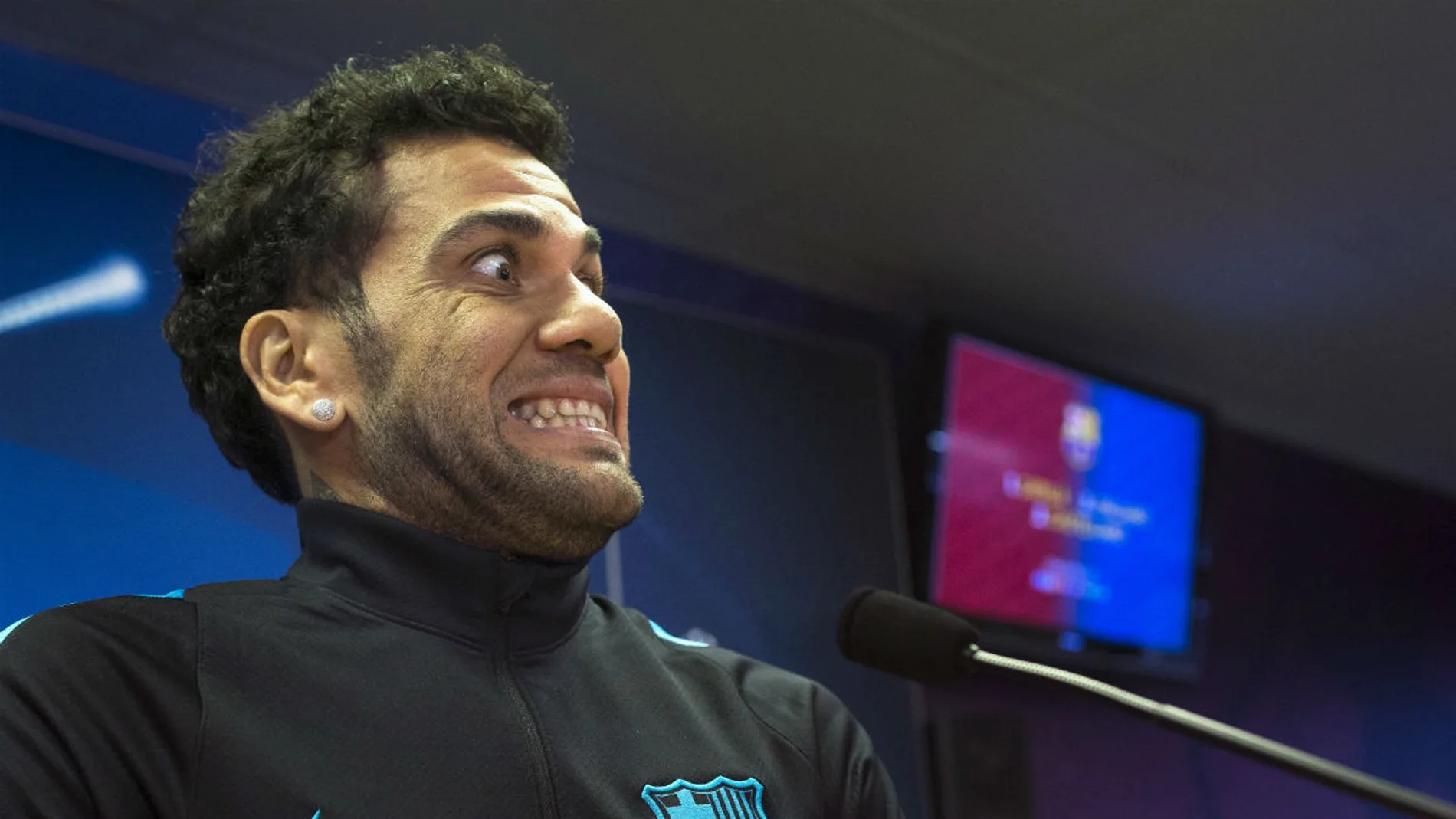 Dani Alves realiza una mueca en rueda de prensa Dani Alves realiza una mueca en rueda de prensa