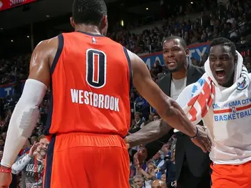 Westbrook celebra la victoria ante Dallas Westbrook celebra la victoria ante Dallas