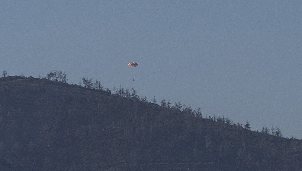 Una persona en paracaídas en la zona