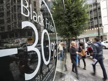 Un escaparate muestra un descuento por el Black friday Un escaparate muestra un descuento por el Black friday
