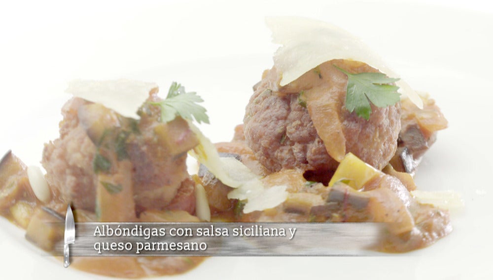 Albóndigas con salsa Siciliana y queso parmesano