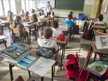 Alumnos atendiendo en clase Alumnos atendiendo en clase