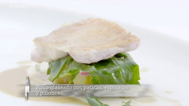 Pollo glaseado, patata, espinacas y piñones