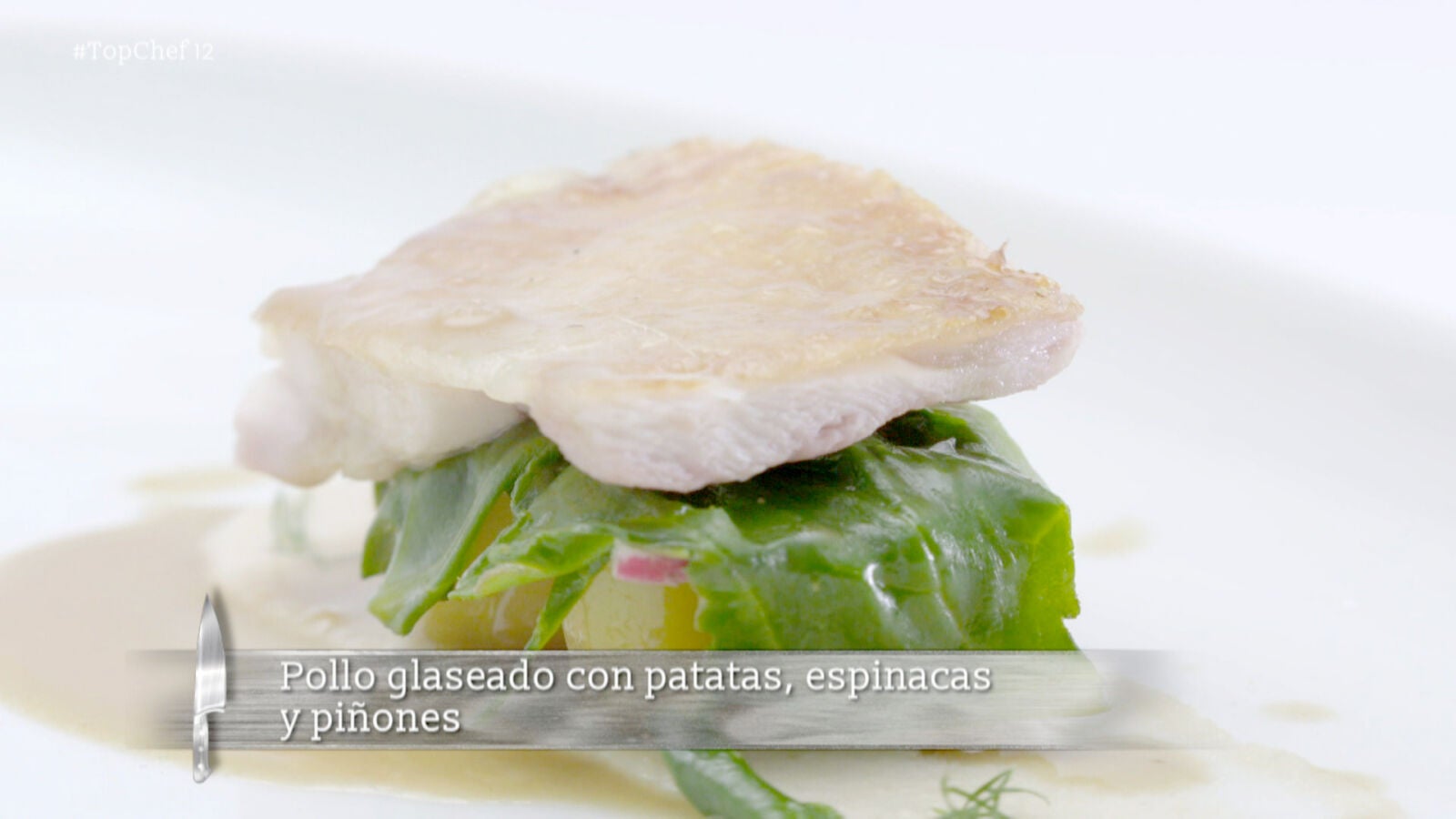 Pollo glaseado, patata, espinacas y piñones
