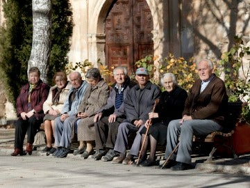 Ancianos sentados en un banco