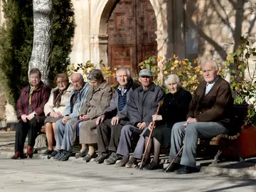 Ancianos sentados en un banco Ancianos sentados en un banco