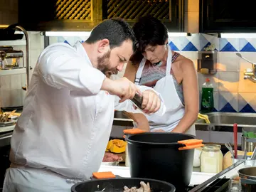 Alejandro mete prisa a su madre en la prueba grupal Alejandro mete prisa a su madre en la prueba grupal