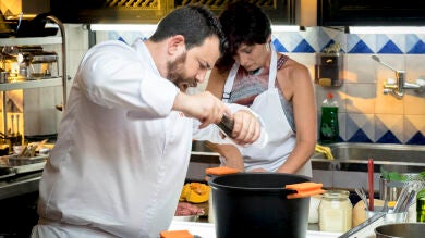 Los concursantes estrenan la cocina teledirigida para guiar a sus madres en la prueba grupal