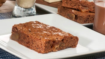 Brownie de frutas secas con natillas de plátano