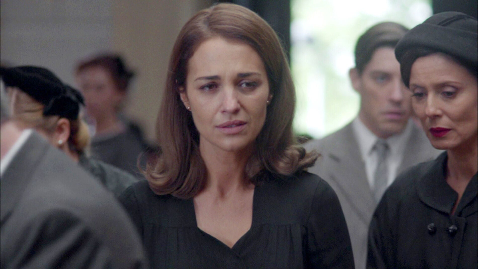 Ana llega desconsolada al funeral de Alberto