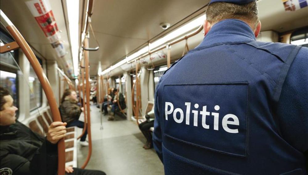 Policía belga patrulla en el metro