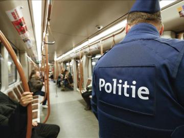Policía belga patrulla en el metro