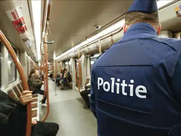 Policía belga patrulla en el metro Policía belga patrulla en el metro