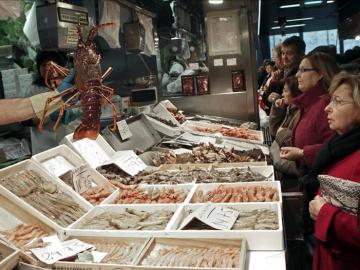 Aspecto de una pescadería en el mercado de abastos de Bilbao