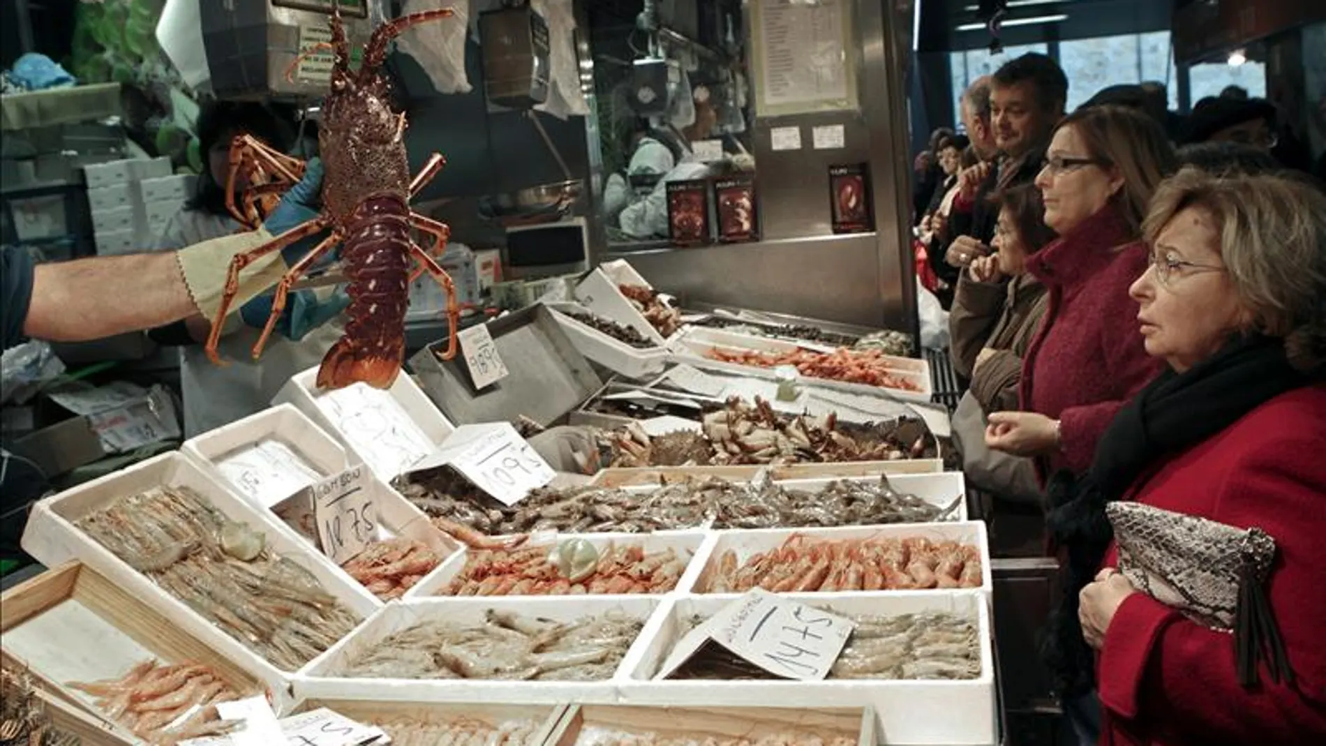 Aspecto de una pescadería en el mercado de abastos de Bilbao Aspecto de una pescadería en el mercado de abastos de Bilbao