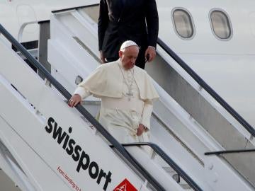 El Papa Francisco baja del avión