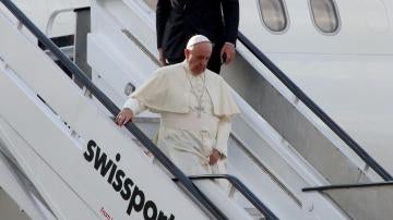 El Papa Francisco baja del avión