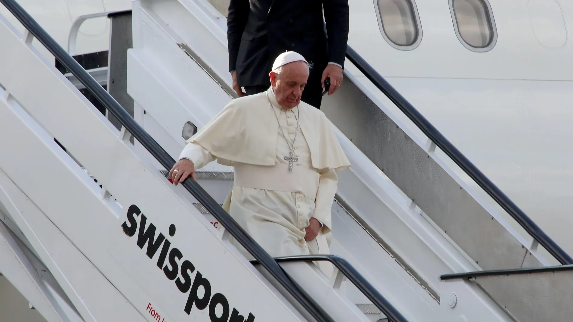 El Papa Francisco baja del avión El Papa Francisco baja del avión