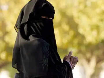 Una mujer musulmana vista un velo o niqab Una mujer musulmana vista un velo o niqab