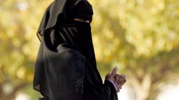 Una mujer musulmana vista un velo o niqab