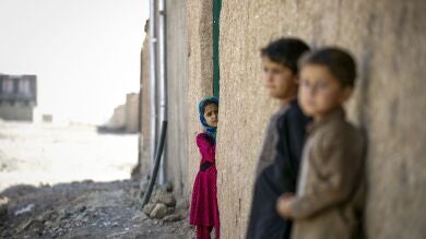 Un niño afgano formado por talibanes para inmolarse se entrega a la Policía