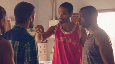 Lucas protege a Pilar de Kaled