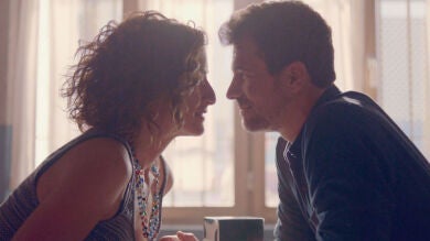 Héctor le propone a Marta irse a vivir juntos