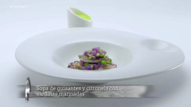 Sopa de guisantes y citronella con almejas y sardinas marinado