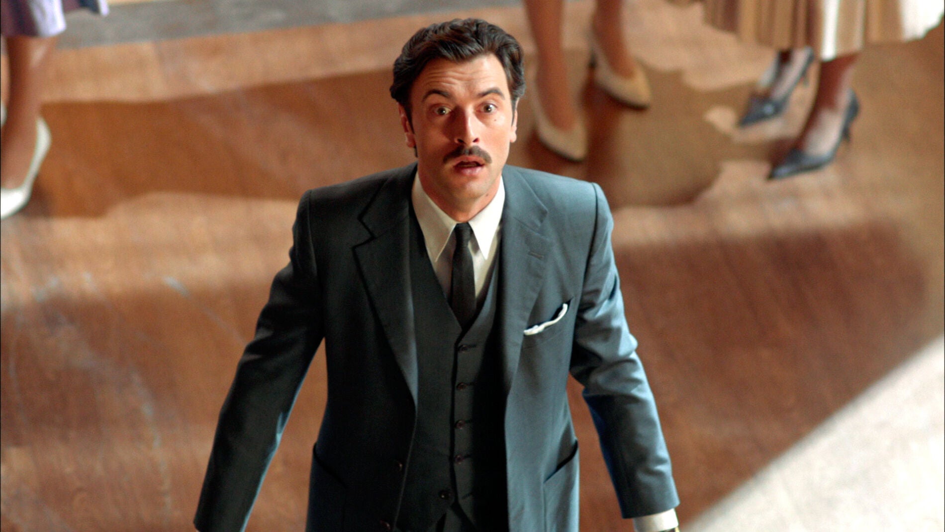 Mateo persigue a Clara para pedirle matrimonio