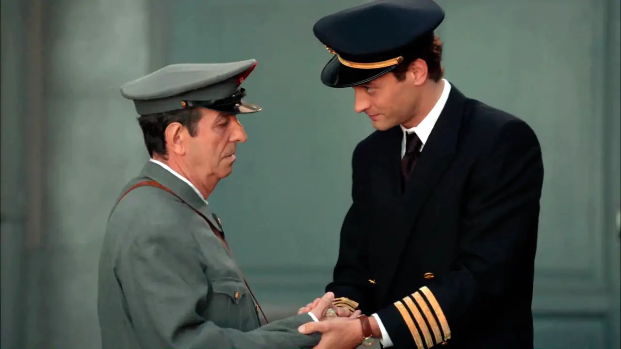 Carlos soborna al cartero para hacerle llegar las cartas de Phillipe Ray